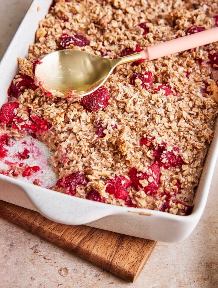 https://www.pontalo.net - Baked oatmeal with raspberry & coconut