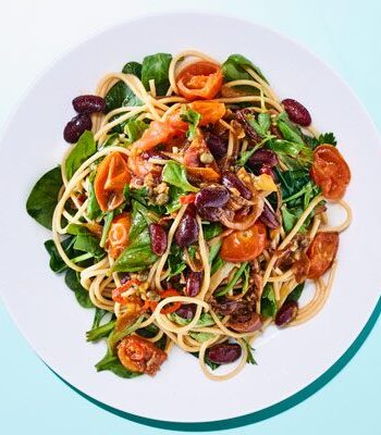 https://www.pontalo.net - Spaghetti puttanesca with red beans & spinach