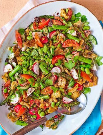 https://www.pontalo.net - Asparagus & broad bean fattoush with crispy asparagus ends