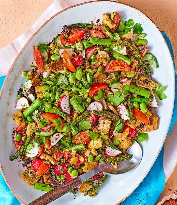 https://www.pontalo.net - Asparagus & broad bean fattoush with crispy asparagus ends