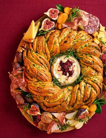 https://www.pontalo.net - Babka wreath grazing board with cheese & spiced cranberry jam