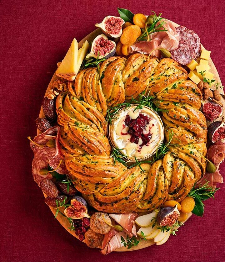 https://www.pontalo.net - Babka wreath grazing board with cheese & spiced cranberry jam