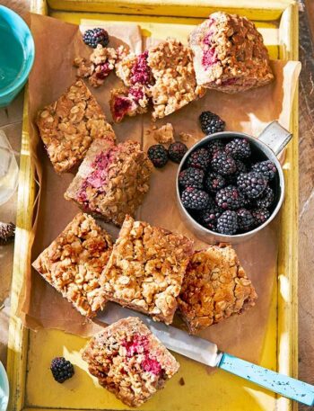 https://www.pontalo.net - Blackberry & hazelnut crumble flapjack