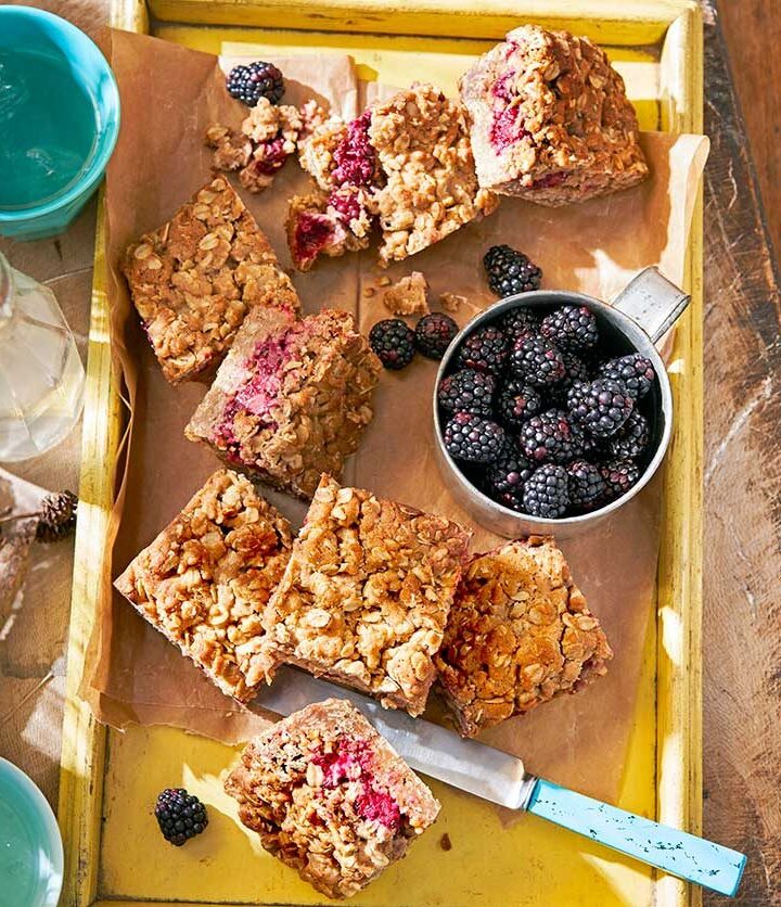 https://www.pontalo.net - Blackberry & hazelnut crumble flapjack