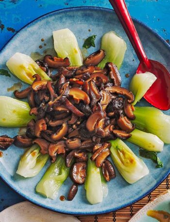 https://www.pontalo.net - Braised shiitake mushrooms & pak choi