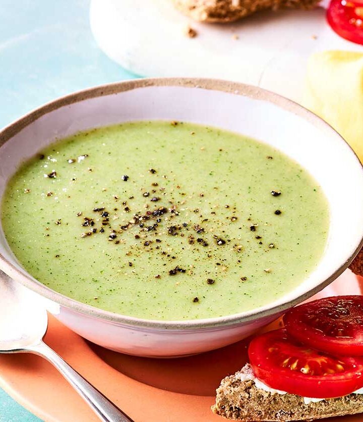 https://www.pontalo.net - Leek & broccoli soup with cheesy scones