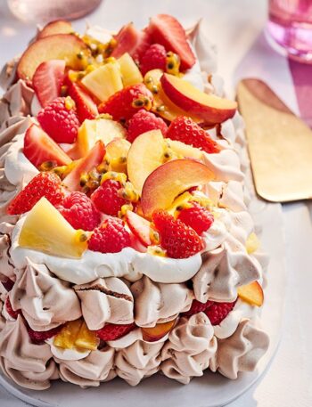 https://www.pontalo.net - Brown sugar pavlova with fruit