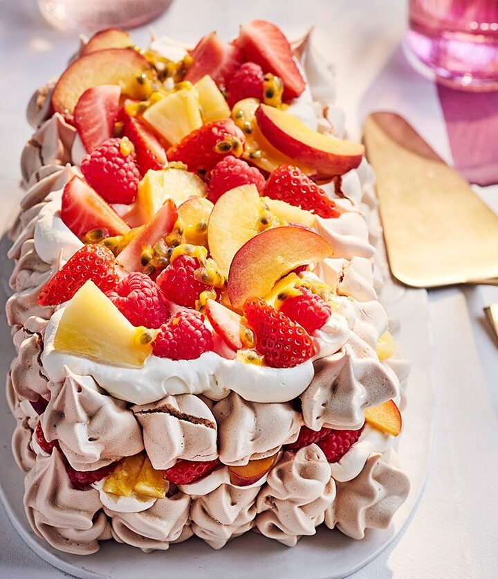 https://www.pontalo.net - Brown sugar pavlova with fruit