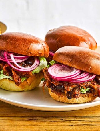 https://www.pontalo.net - Pulled BBQ aubergine & black bean burgers