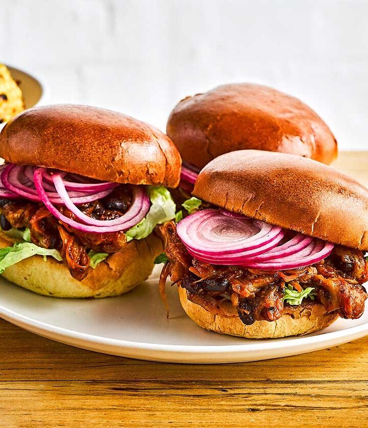 https://www.pontalo.net - Pulled BBQ aubergine & black bean burgers