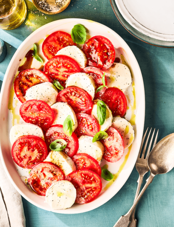 https://www.pontalo.net - Caprese salad (tomato and mozzarella salad)