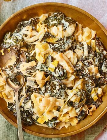 https://www.pontalo.net - Slow cooker cheesy creamed greens