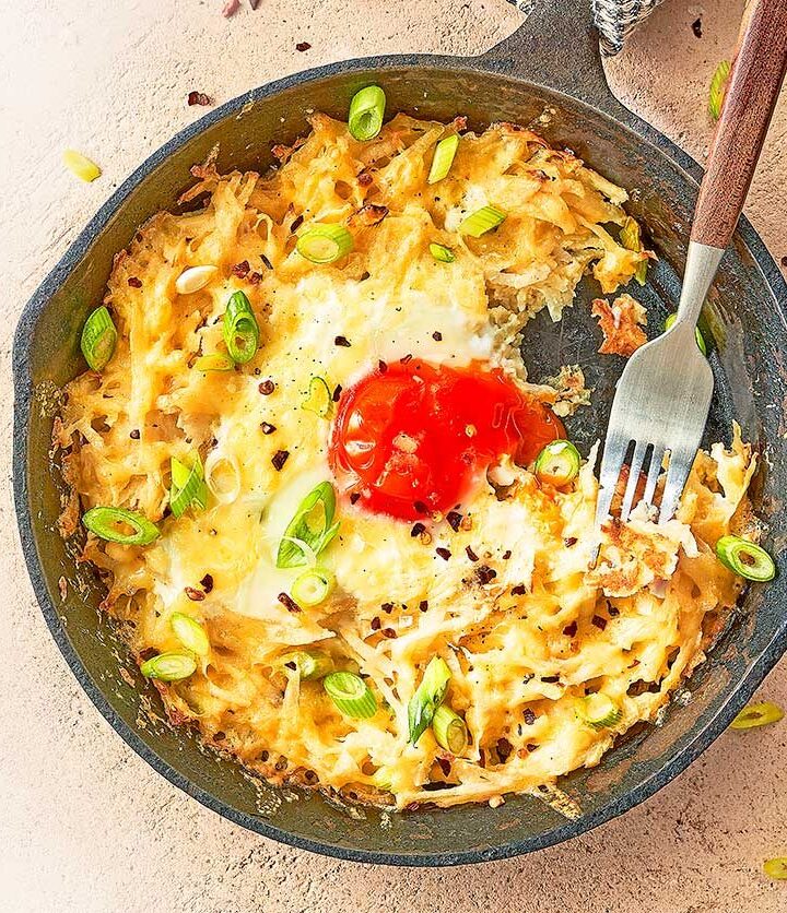 https://www.pontalo.net - Cheesy skillet hash brown & eggs