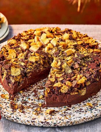 https://www.pontalo.net - Chocolate truffle & honeycomb torte