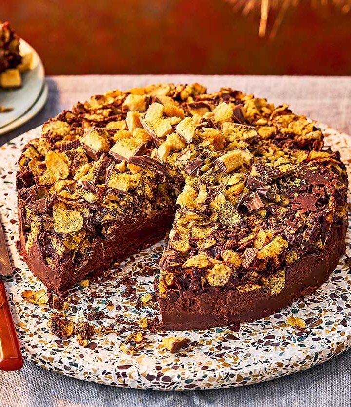 https://www.pontalo.net - Chocolate truffle & honeycomb torte