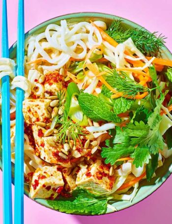 https://www.pontalo.net - Spicy tofu tahini noodle salad