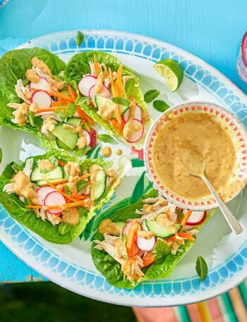 https://www.pontalo.net - Crunchy lettuce salad wraps with sweet satay dip