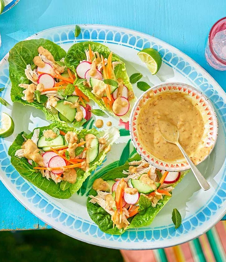 https://www.pontalo.net - Crunchy lettuce salad wraps with sweet satay dip