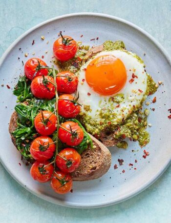 https://www.pontalo.net - Healthy pesto eggs on toast