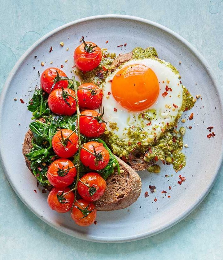 https://www.pontalo.net - Healthy pesto eggs on toast