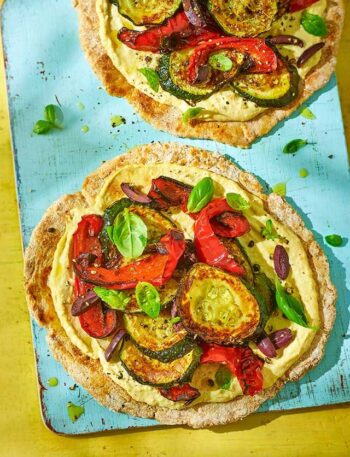 https://www.pontalo.net - Hummus flatbread pizzas with roasted veg