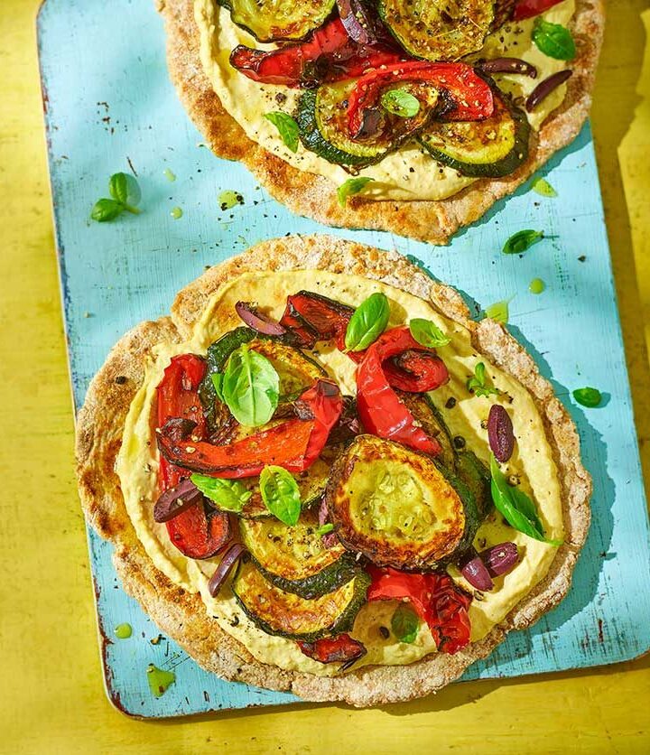 https://www.pontalo.net - Hummus flatbread pizzas with roasted veg