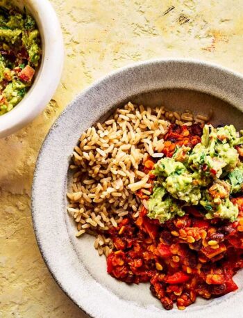 https://www.pontalo.net - Spicy red lentil chilli with guacamole & rice