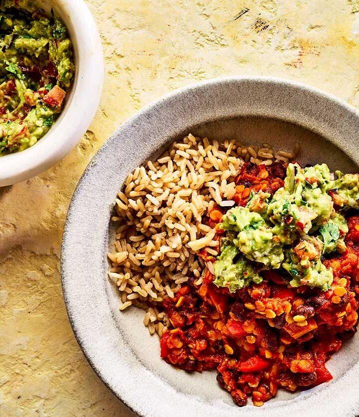 https://www.pontalo.net - Spicy red lentil chilli with guacamole & rice