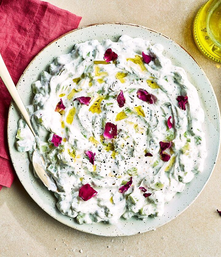 https://www.pontalo.net - Maast-o-khiar (yogurt with cucumber)