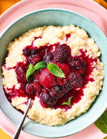 https://www.pontalo.net - Millet porridge with almond milk & berry compote