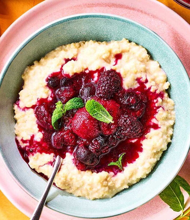 https://www.pontalo.net - Millet porridge with almond milk & berry compote