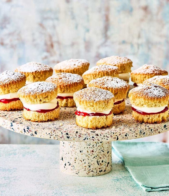 https://www.pontalo.net - Mini victoria sponge cakes