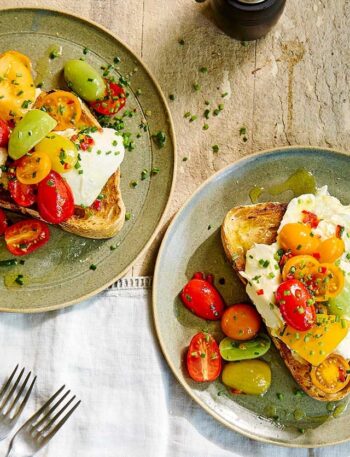 https://www.pontalo.net - Mozzarella with spicy tomatoes & garlicky toast