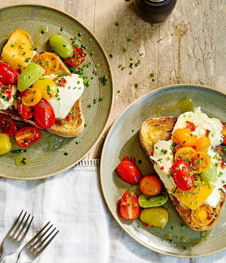 https://www.pontalo.net - Mozzarella with spicy tomatoes & garlicky toast