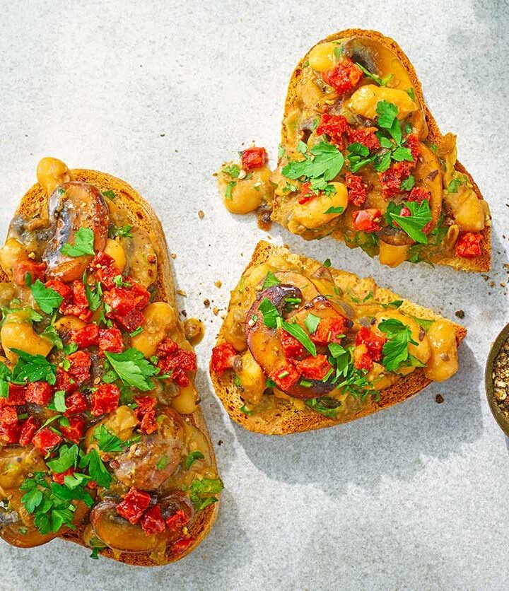 https://www.pontalo.net - Mushroom & butter bean toasts with crispy chorizo