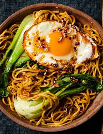 https://www.pontalo.net - Noodles with crispy chilli oil eggs