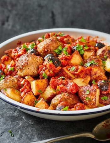 https://www.pontalo.net - Patatas bravas meatballs