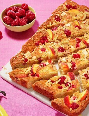 https://www.pontalo.net - Peach & raspberry almond crumble cake