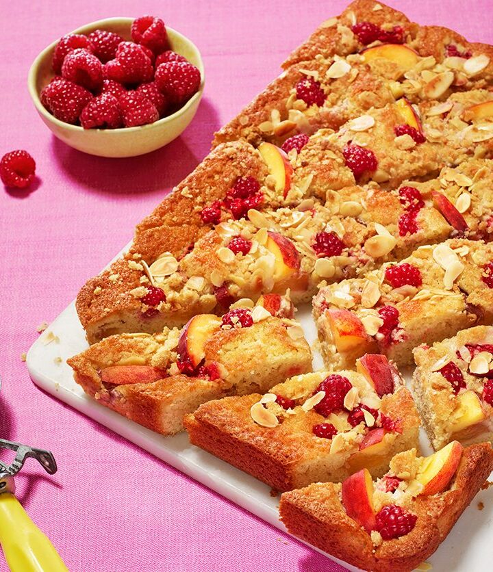 https://www.pontalo.net - Peach & raspberry almond crumble cake