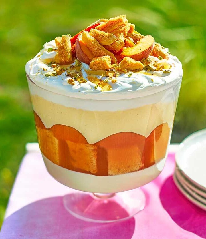 https://www.pontalo.net - Peach panna cotta trifle