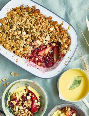 https://www.pontalo.net - Pear & blackberry crumble with bay leaf custard