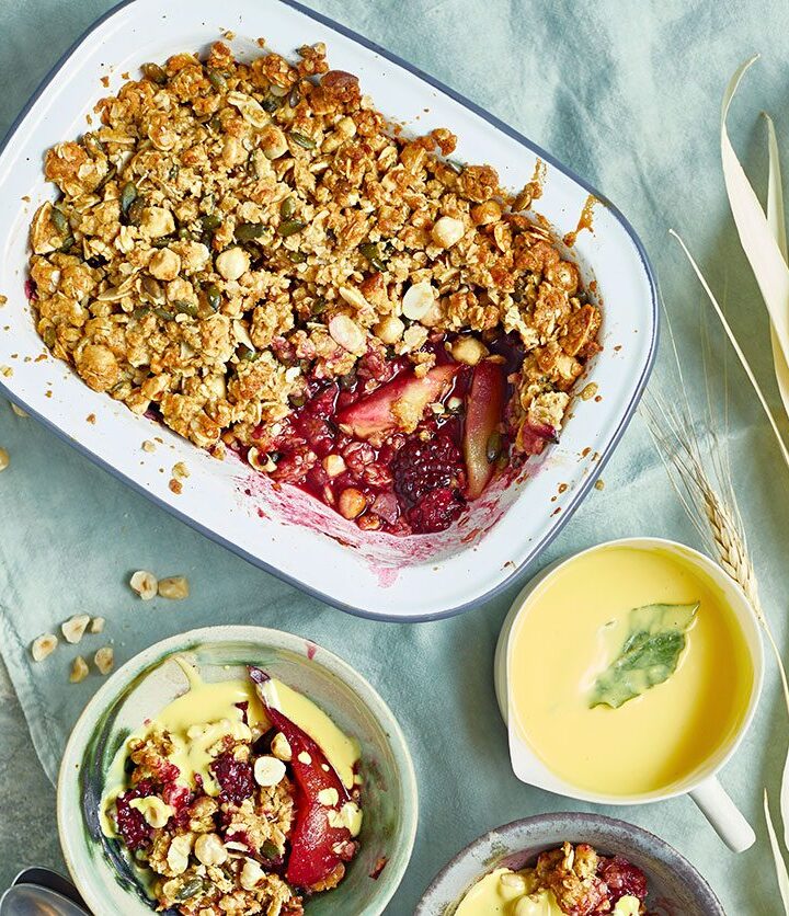 https://www.pontalo.net - Pear & blackberry crumble with bay leaf custard