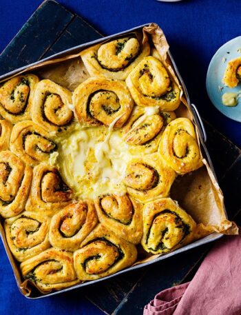 https://www.pontalo.net - Pull-apart garlic rolls with baked camembert