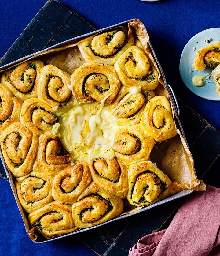 https://www.pontalo.net - Pull-apart garlic rolls with baked camembert