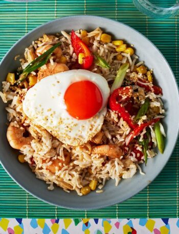 https://www.pontalo.net - Rainbow fried rice with prawns & fried eggs