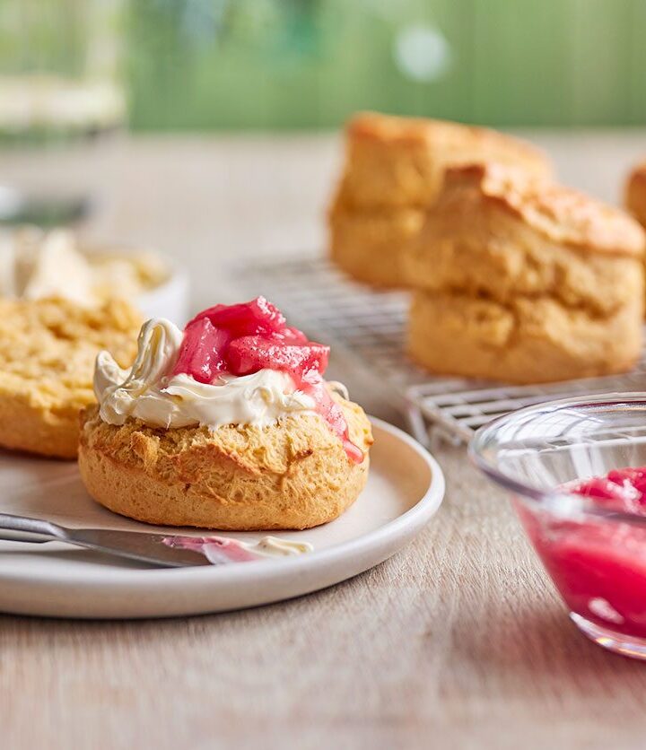 https://www.pontalo.net - Rhubarb & custard scones