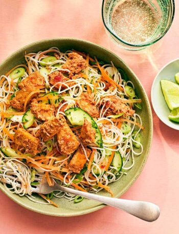 https://www.pontalo.net - Rice noodle salad with peanut butter tempeh