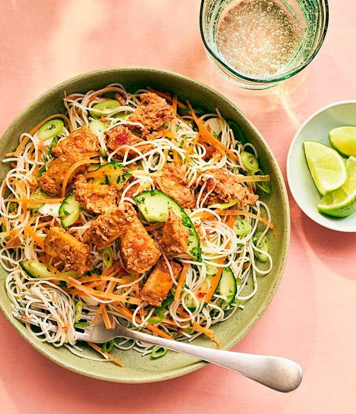 https://www.pontalo.net - Rice noodle salad with peanut butter tempeh