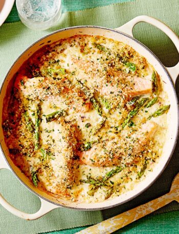 https://www.pontalo.net - Salmon & asparagus one-pot gratin