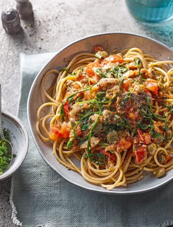 https://www.pontalo.net - Sardine tomato pasta with gremolata